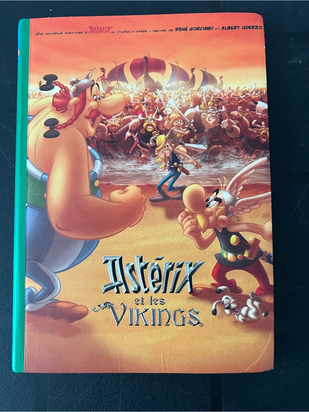 Hachette Astérix et les Vikings Soft Cover Book.